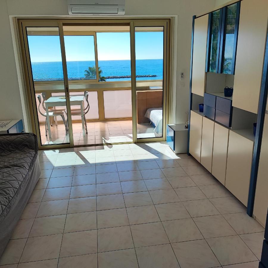 Grand Studio Bord De Mer- Acces Direct Aux Plages Saint-Laurent-du-Var Zewnętrze zdjęcie